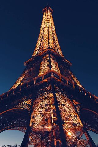 Eiffel Tower: A Glimmering Icon of Paris 🌟