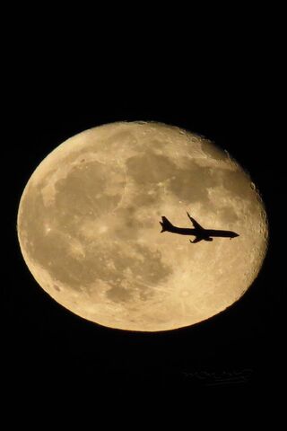 ดวงจันทร์และเครื่องบิน