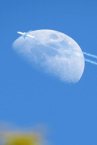 Mặt trăng và máy bay