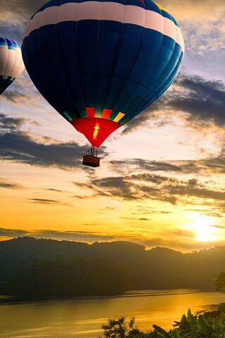 Globo: Soaring into the Sunset 🌅🎈