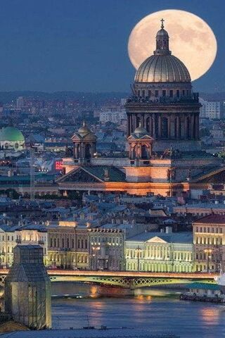 Moonlit Majesty: The Splendor of Saint Petersburg 🌕✨
