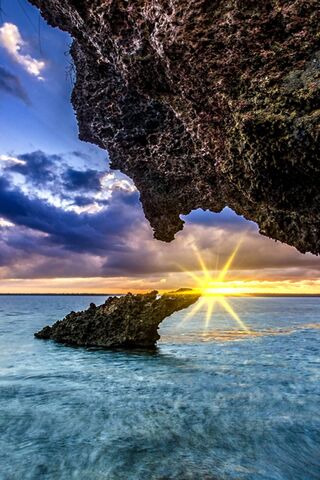 Golden Horizon: Embraci..