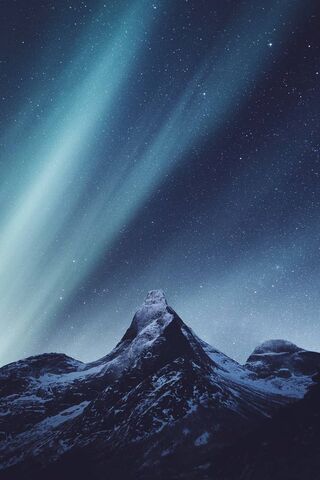 Majestic Mountain Under the Northern Lights 🌌🏔️