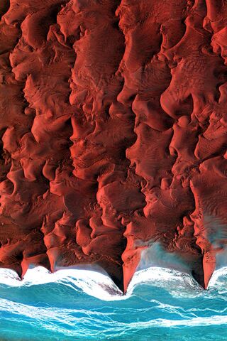 Waves of Red: The Majestic Namibian Dunes 🌊🏜️