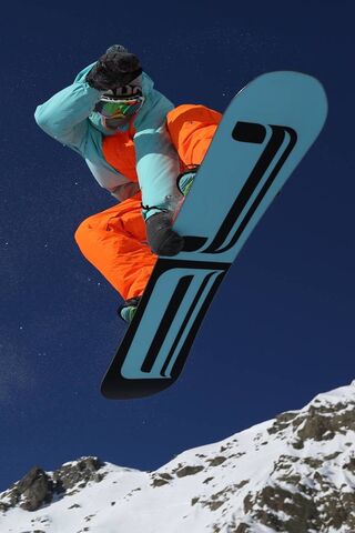 Soaring High: The Thrill of Snowboarding 🏂❄️