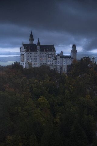Mystical Majesty: The Enigmatic Nouishvanshtain Castle 🏰✨