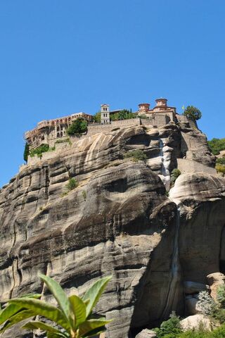Heavenly Heights: The Monasteries of Meteora 🏞️⛪