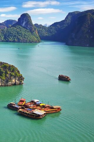 Serenity of Halong Bay: Nature's Masterpiece 🌊🏞️
