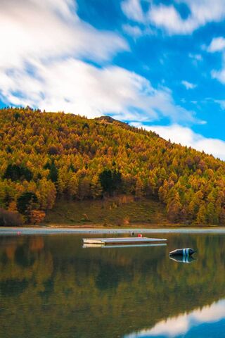 Autumn Reflections: A Serene Escape 🍂🌊