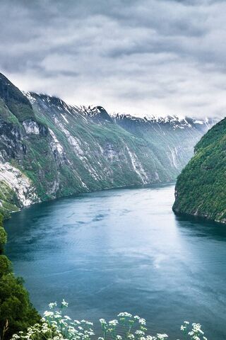 Serenity of the River: Nature's Masterpiece 🌊🌿