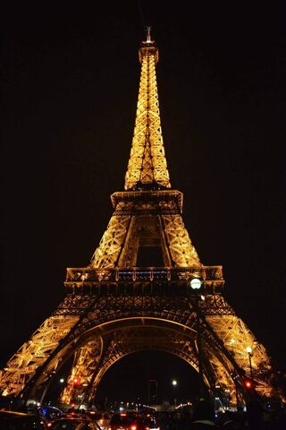 Eiffel Tower Illuminated: A Nighttime Marvel 🌟