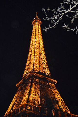 Eiffel Tower Illuminated: A Nighttime Marvel 🌟