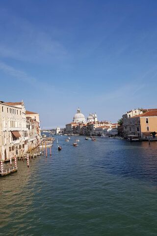 Serenity on the Canals of Venice 🌊🏛️