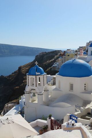 Santorini Serenity: A Glimpse of Paradise 🌊🏛️