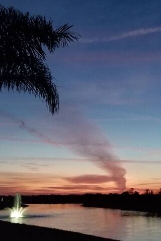 Sunset Serenity: The Dance of Light and Water 🌅✨