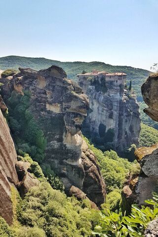 Mystical Heights: The Wonders of Meteora 🌄✨