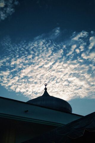 Majestic Masjid Under a Dreamy Sky 🌌
