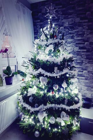 Sparkling Holiday Cheer: A Winter Wonderland Tree 🎄✨