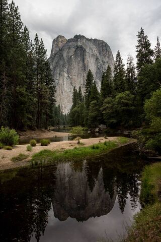 Tranquil Reflections in Peaceful Valley 🌲🏞️