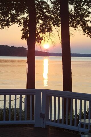 Sunset Serenity at Lakeside 🌅