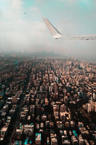 Cityscape from Above: A Bird's Eye View 🌆✈️