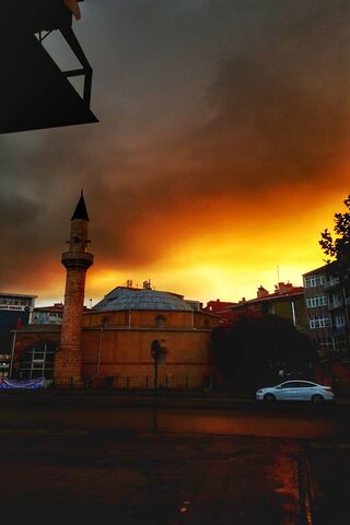 Camii: A Glimpse of Serenity at Sunset 🌅