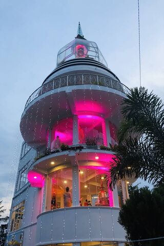 The Enchanted Glass Pagoda: A Dazzling Retreat 🌟🏯