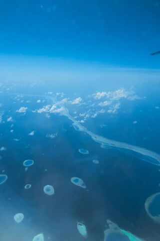 Aerial Wonders: The Enchanting Over Maldives 🌊✈️