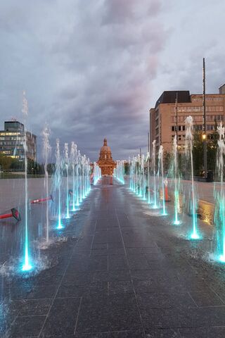 Ab Ledge: A Symphony of Light and Water 🎇💧