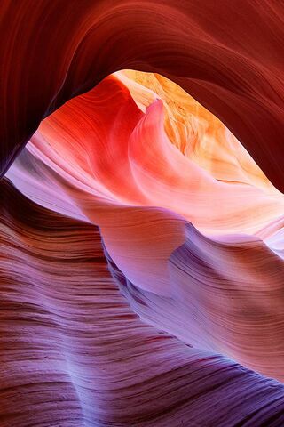 Waves of Color in Antelope Canyon 🌊🌈