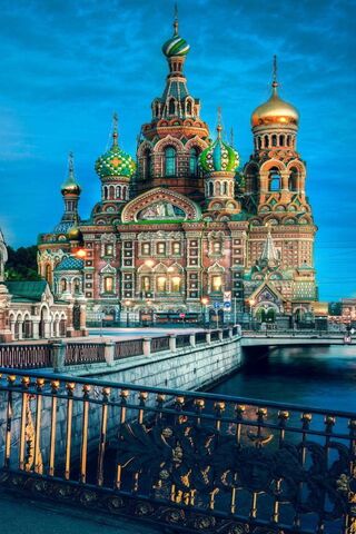 The Splendor of St. Petersburg: A Nighttime Marvel 🌟