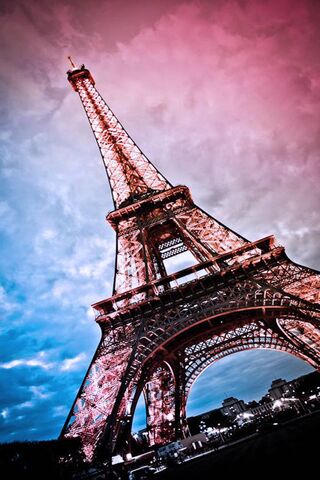 Trang trí màn hình điện thoại của bạn với hình nền Tháp Eiffel đầy lãng mạn và tinh tế. Hình nền Tháp Eiffel sẽ khiến bạn cảm thấy đang ở Paris, thủ đô của tình yêu và sự lãng mạn.