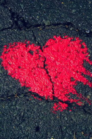 Cracked Love: A Heart's Resilience 💔