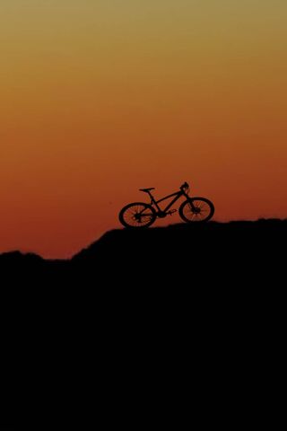 Chasing Horizons: A Biker's Dream 🌄🚴