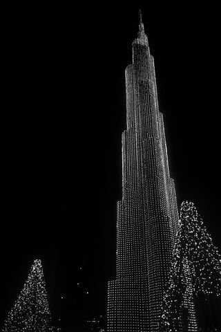 Burj Khalifa: A Dazzling Night Display ✨