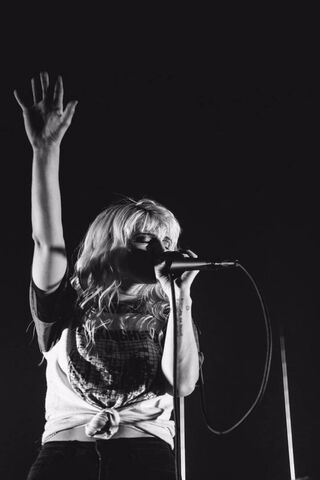 Rocking the Stage: Hayley Williams in Action 🎤✨