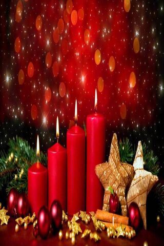 Festive Glow: A Christmas Candle Delight 🎄🕯️