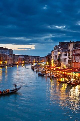 Venetian Twilight: A City of Canals 🌆🚤