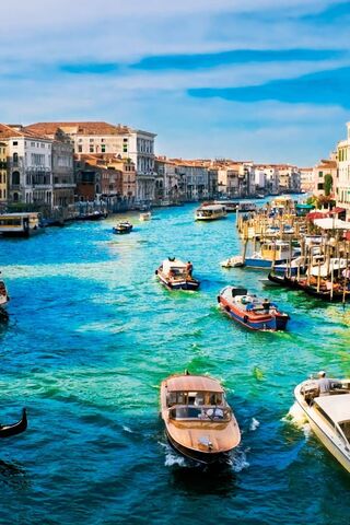 Venetian Serenity: A Gl..