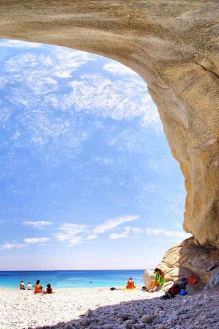 A Serene Escape: Sun-Kissed Shores of Greece 🌊☀️