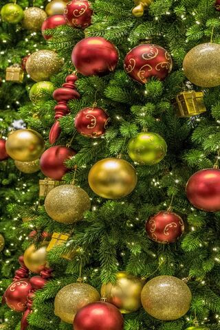 Festive Elegance: A Christmas Tree Delight 🎄✨