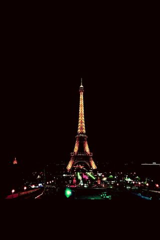 Eiffel Tower: A Nighttime Marvel 🌟