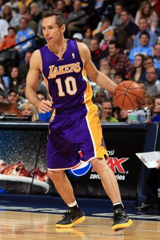 Steve Nash: The Playmaker in Action! 🏀✨