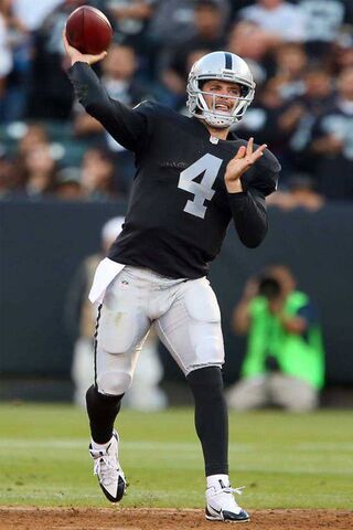 Derek Carr: The Quarterback in Action! 🏈🔥