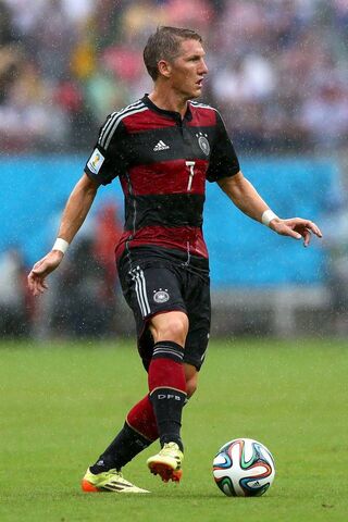 Schweinsteiger: The Midfield Maestro in Action ⚽️🇩🇪