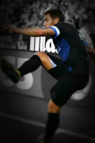 Dynamic Moves: The Art of Ibai Gomez on the Field ⚽️