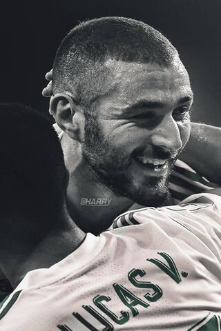 Celebrating Victory: Karim Benzema's Joy on the Field ⚽🎉