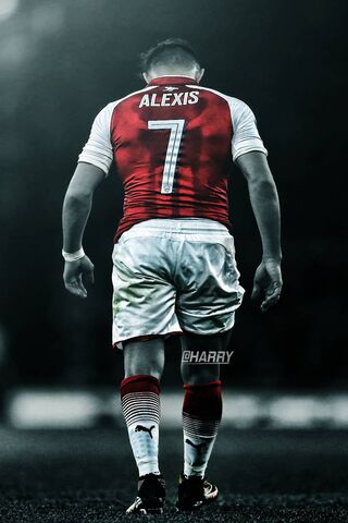 The Determined Striker: Alexis Sanchez in Action ⚽️🔥