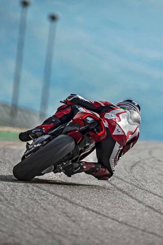 Ducati V4: The Thrill of Speed 🏍️💨