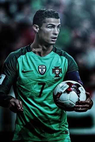 Tận dụng ảnh nền Cristiano Ronaldo để làm mới trang trí cho smartphone hay máy tính của bạn. Những hình ảnh đẹp mắt, sắc nét và chất lượng HD sẽ làm bạn không thể rời mắt.